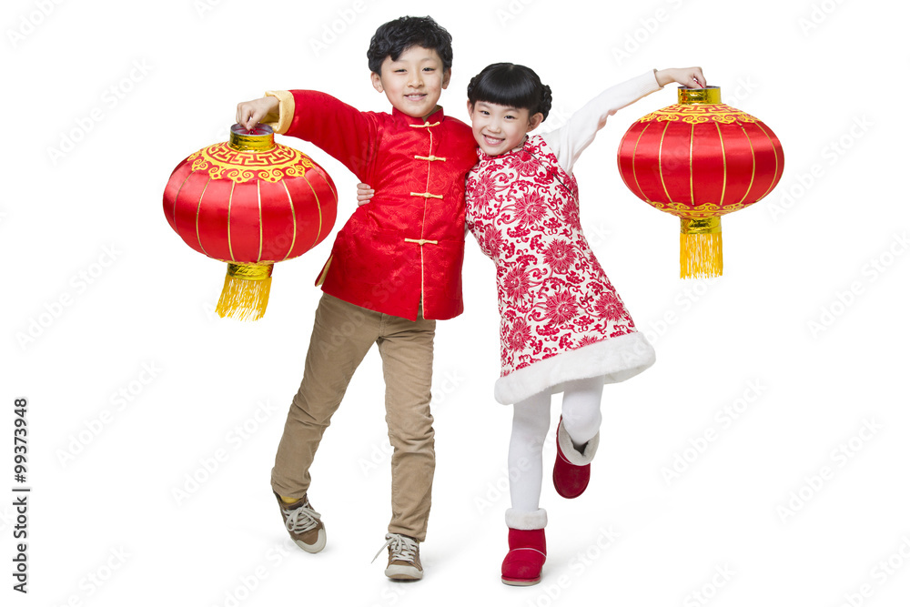 快乐的孩子们用传统灯笼庆祝中国新年