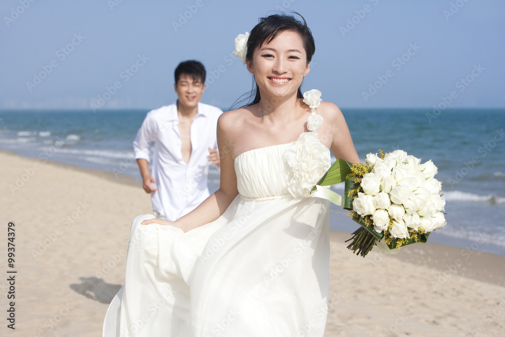 海滩上幸福的新婚夫妇