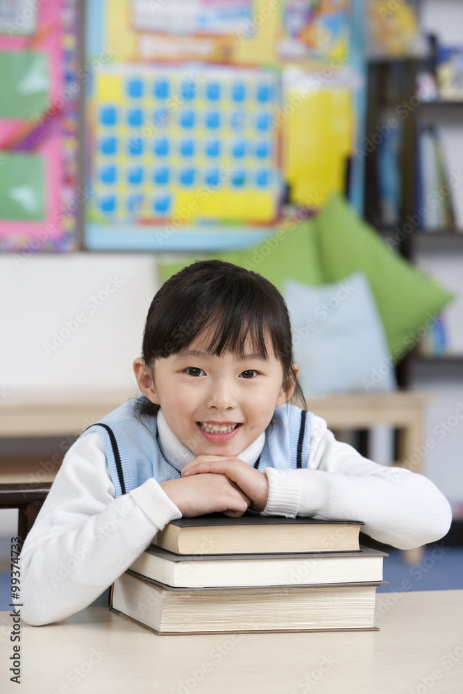 在教室里拿书的年轻学生