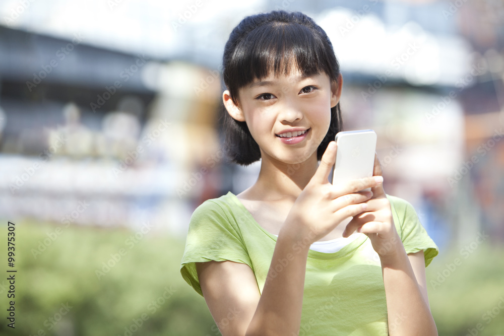 女学生手持智能手机的肖像