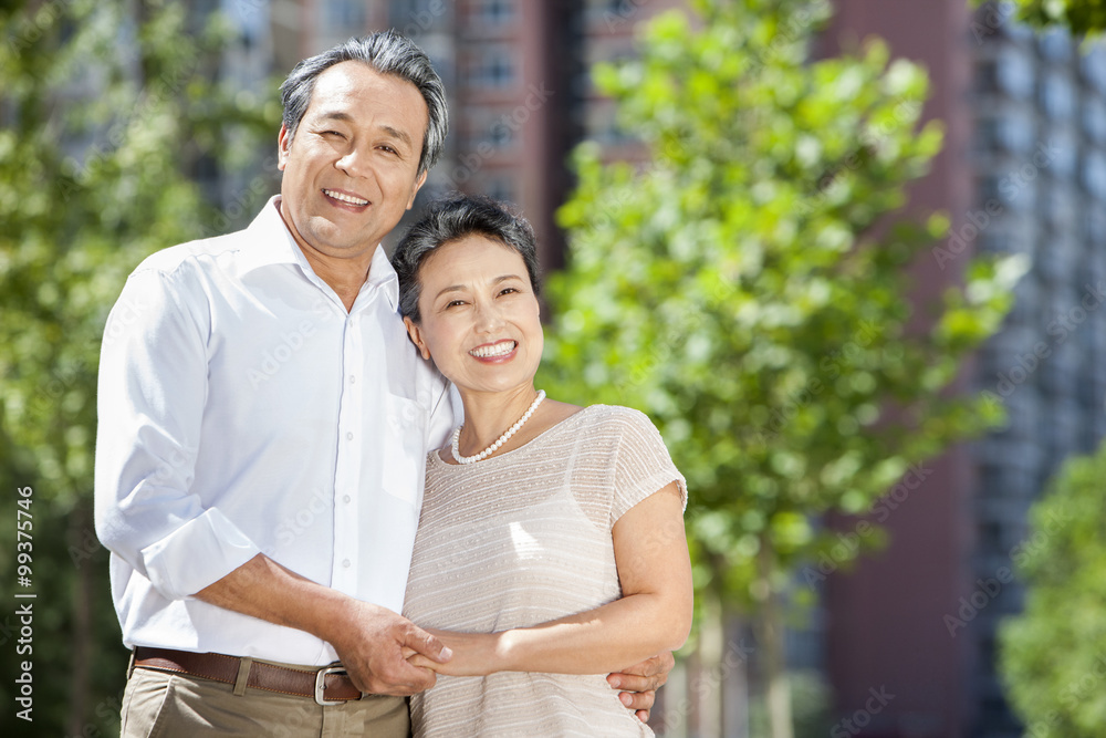 户外幸福成熟夫妇的肖像