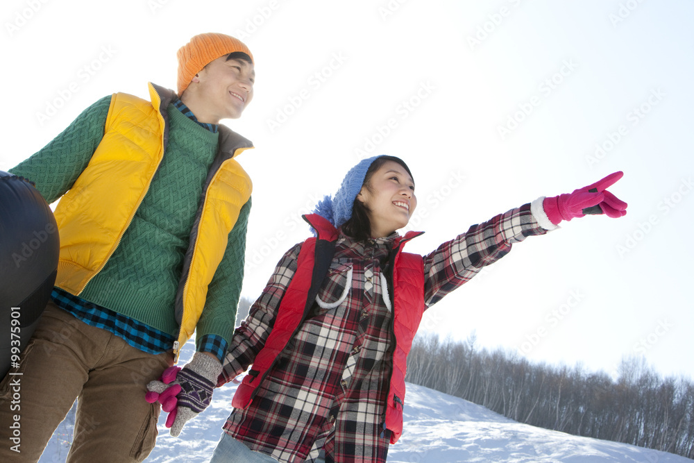 滑雪场快乐的年轻情侣