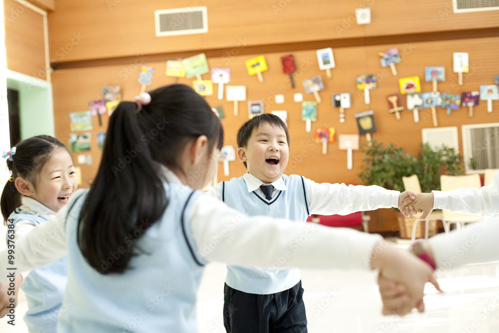 学生在教室里玩耍