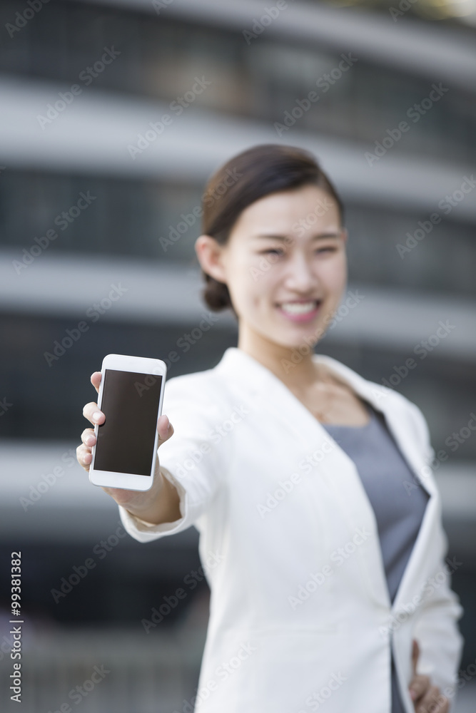 女商人展示智能手机