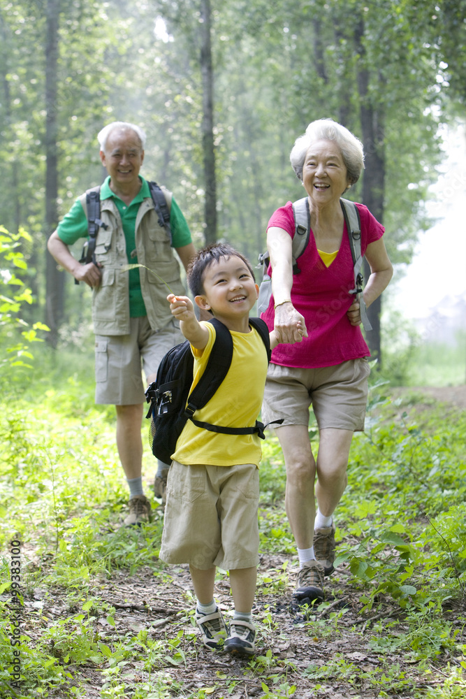 小男孩和爷爷奶奶徒步旅行