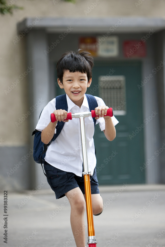 推式摩托车上的男孩