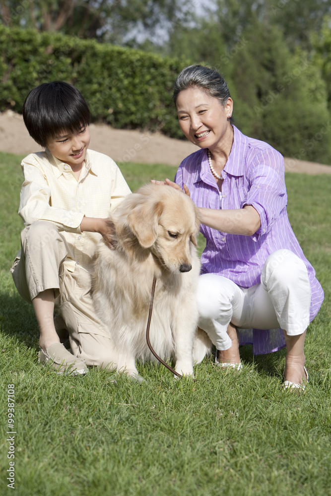 奶奶和孙子玩宠物狗