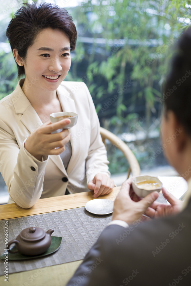 商务人士在茶室讨论