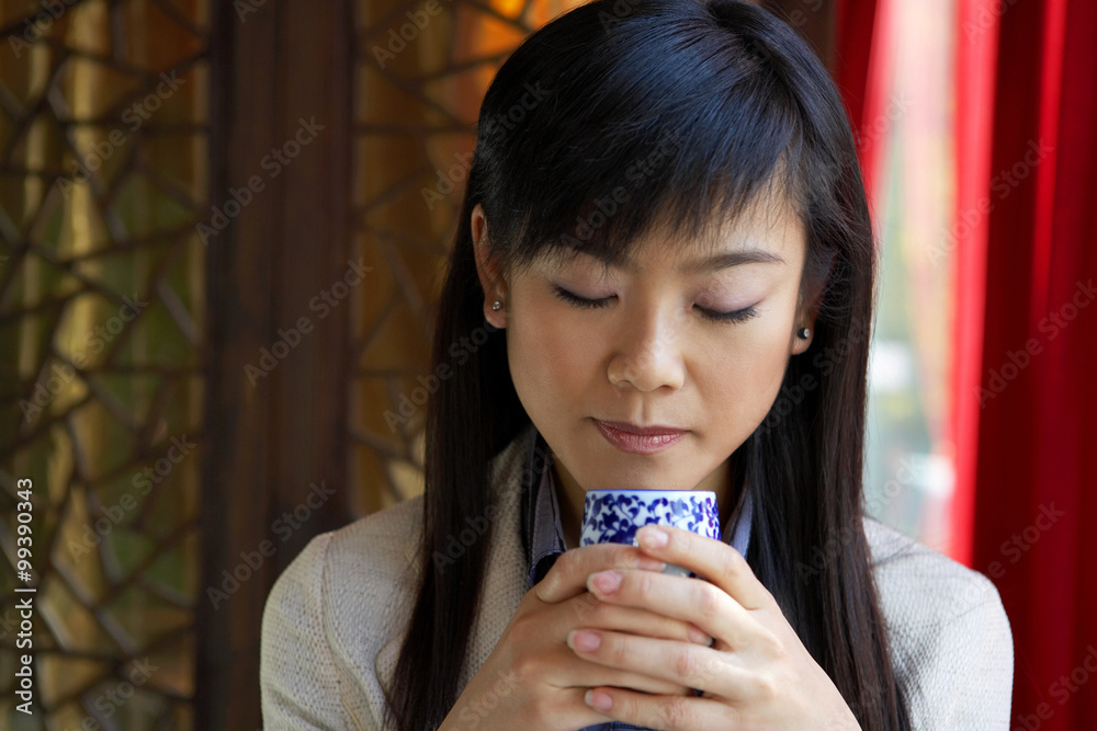 用杯子喝水的女人