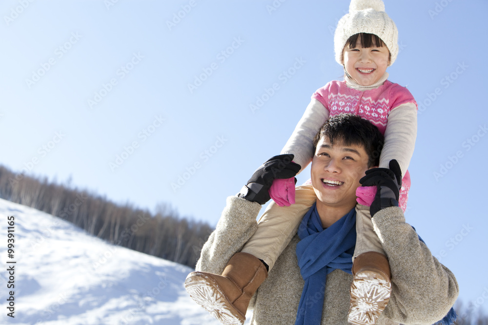 父亲在雪地里和女儿玩耍