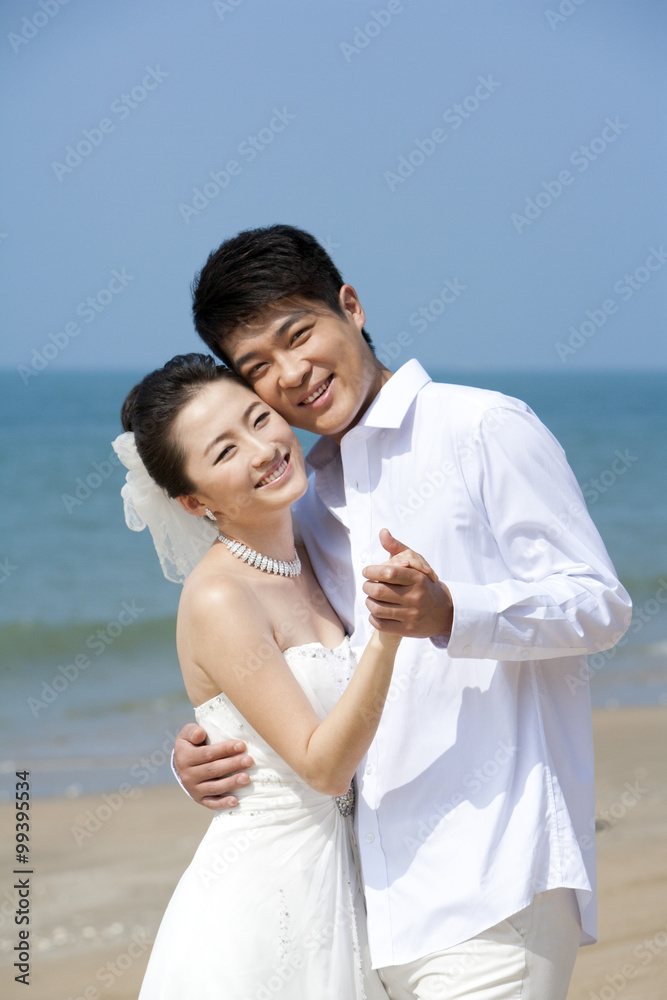 海滩上的新婚夫妇