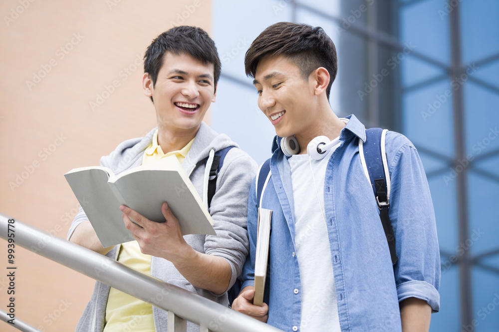 男大学生在图书馆外阅读