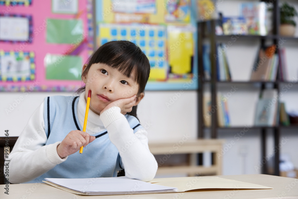 年轻学生在课堂上举手