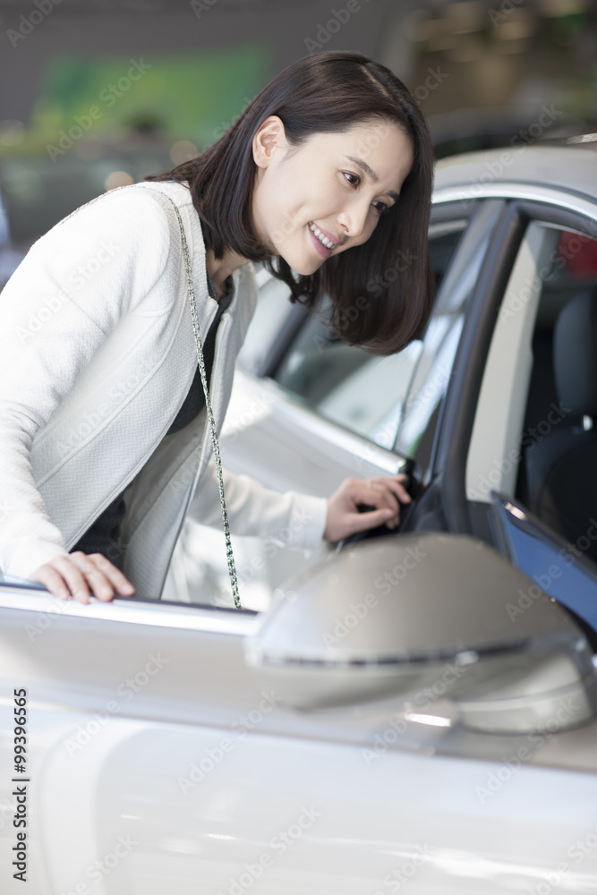 年轻女性在展厅选车