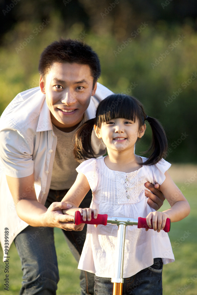 带着女儿和摩托车的中国年轻父亲