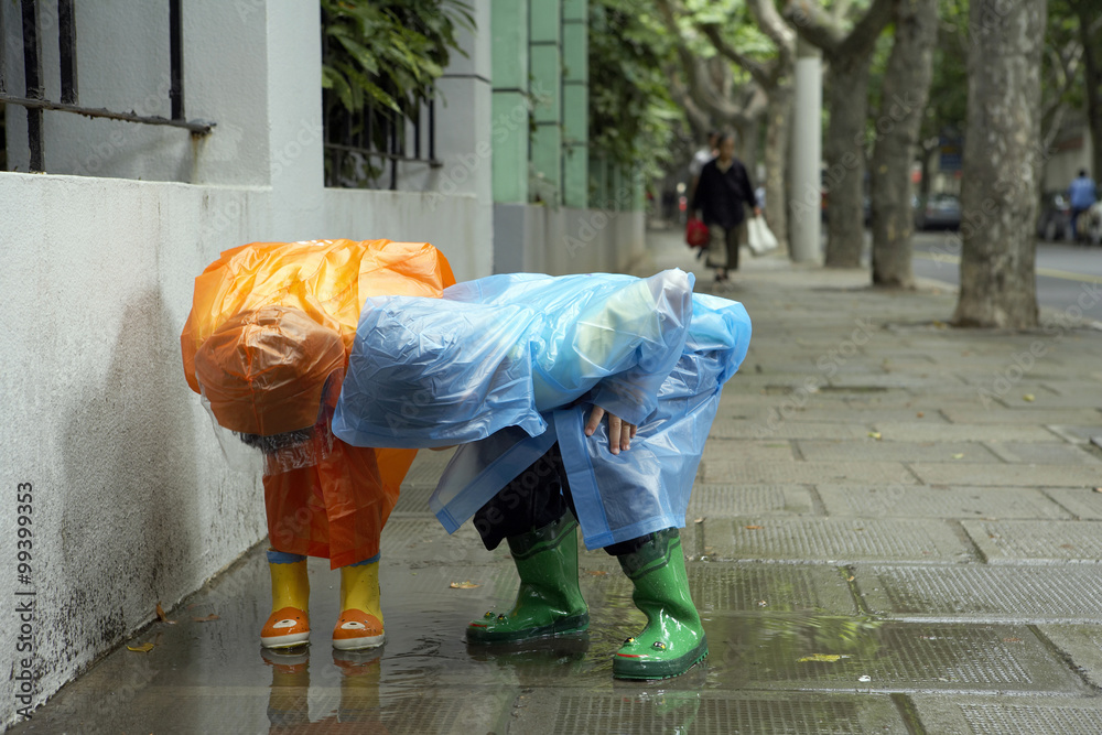 穿着雨衣的雨中儿童