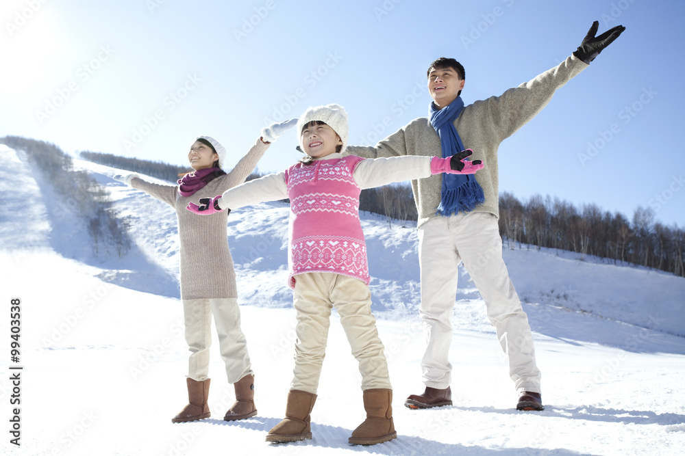 一家人在雪地里玩得很开心