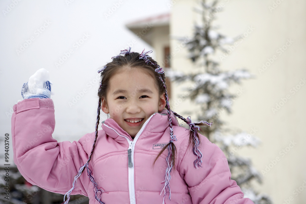 扔雪球的年轻女孩