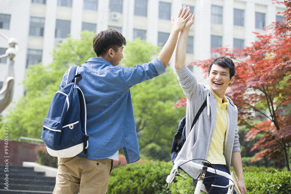 快乐的大学男生击掌