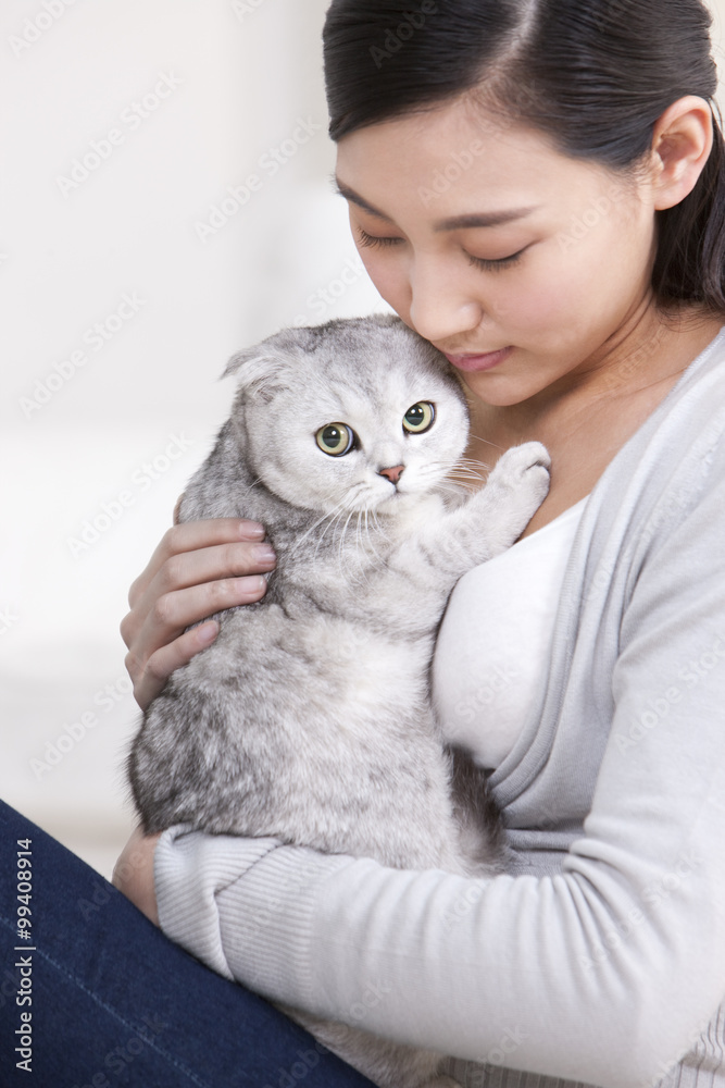 女子抱猫特写