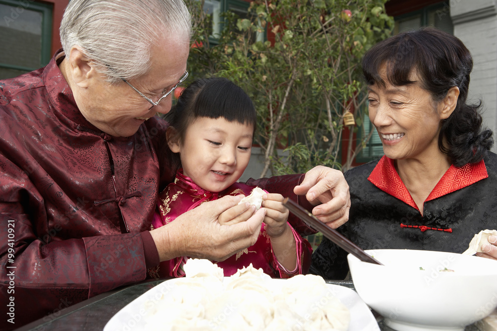 一家人在院子里做饺子