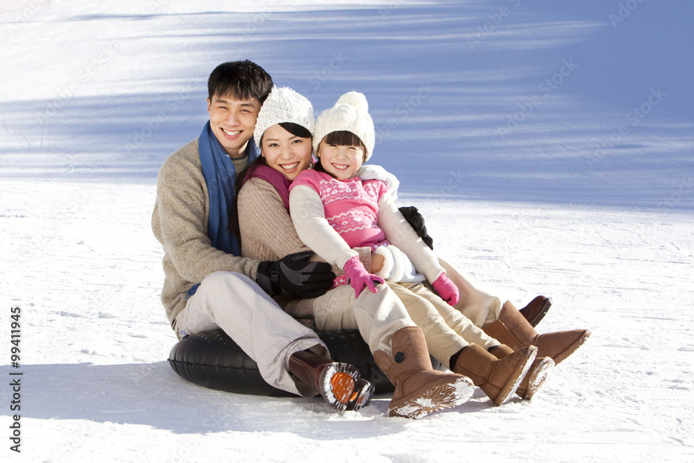 一家人在雪地里玩得很开心