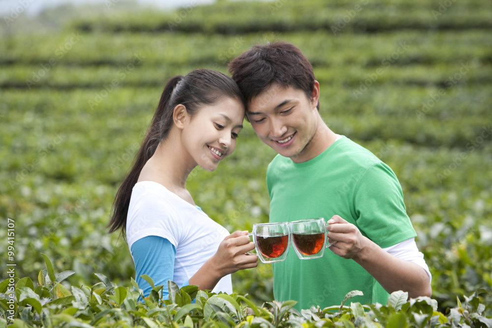 茶园里的年轻情侣，喝着新鲜冲泡的茶