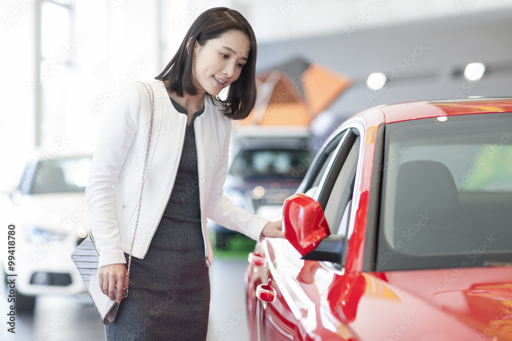 年轻女性在展厅选车