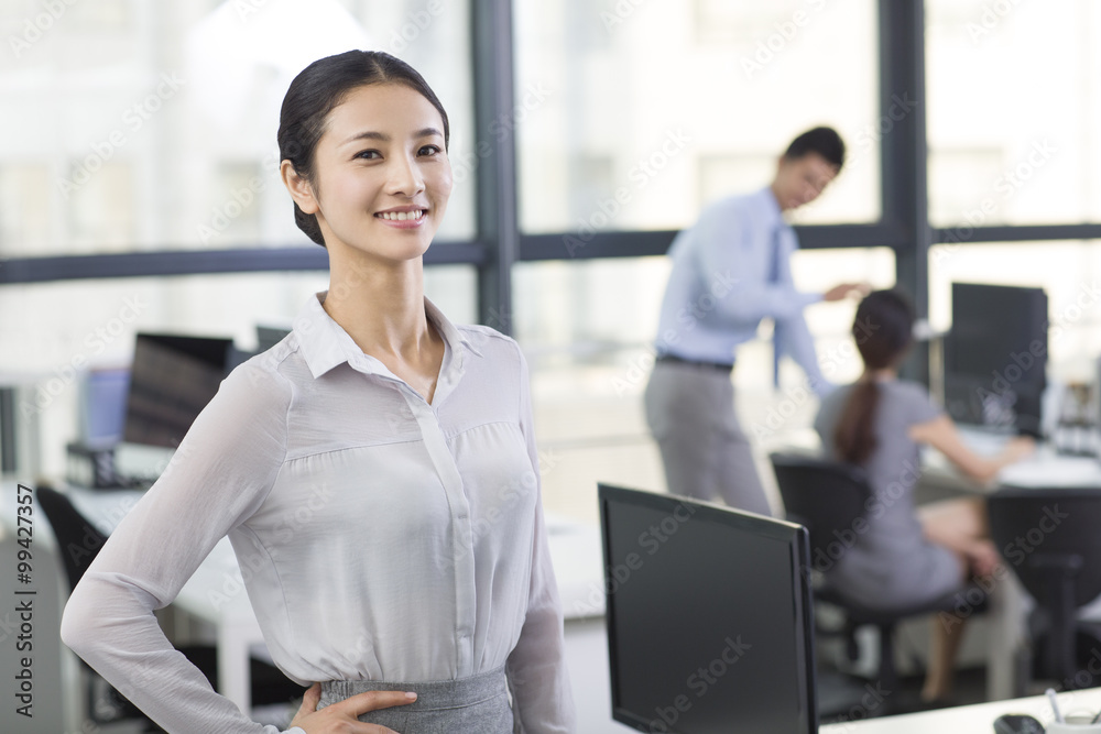 办公室里年轻女商人的画像