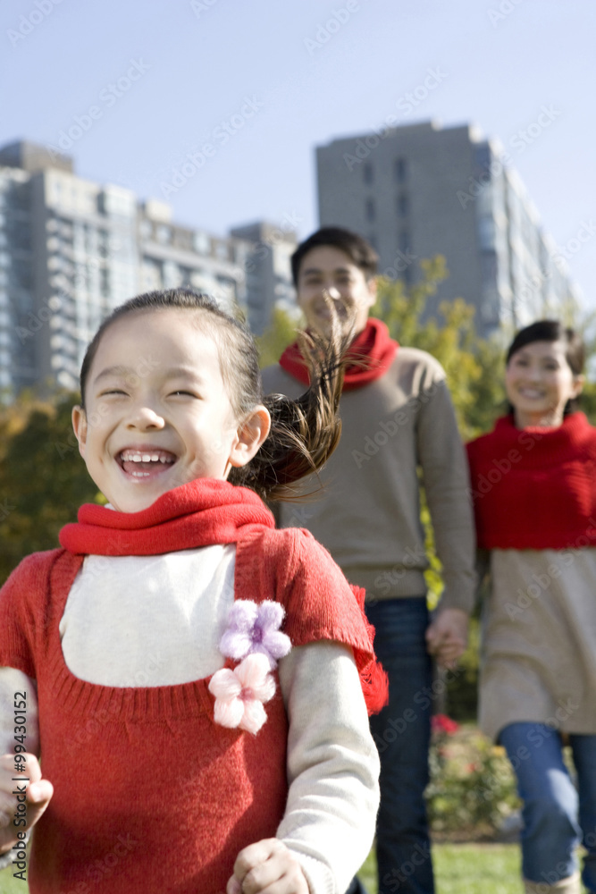 年轻的一家人在秋天享受公园