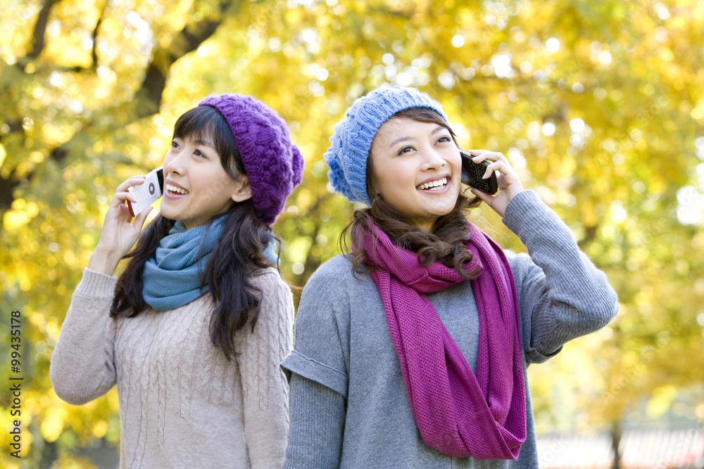 两个年轻女人在手机上聊天