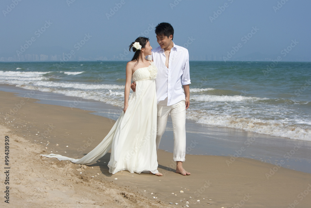 海滩上幸福的新婚夫妇