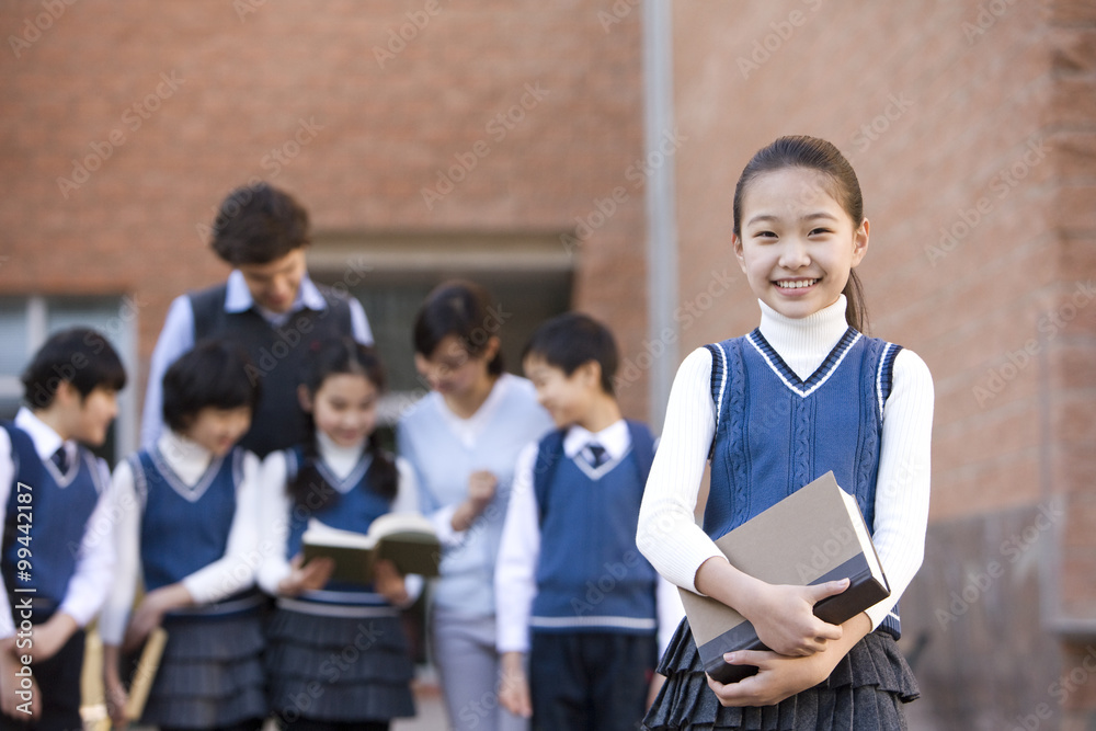 年轻学生自信地站在前台