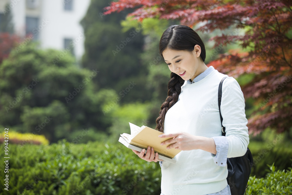 女大学生校园阅读