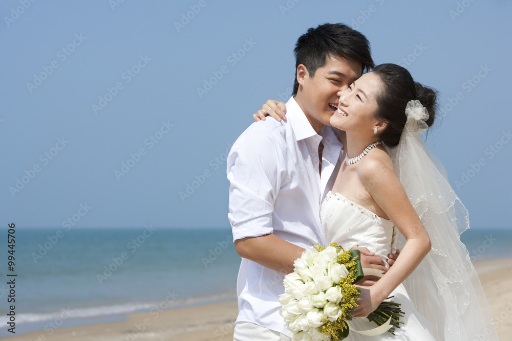 海滩上的新婚夫妇