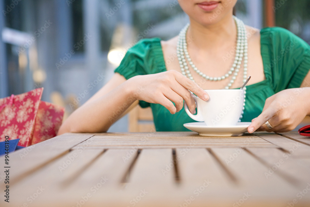 女人在咖啡馆享受一杯茶