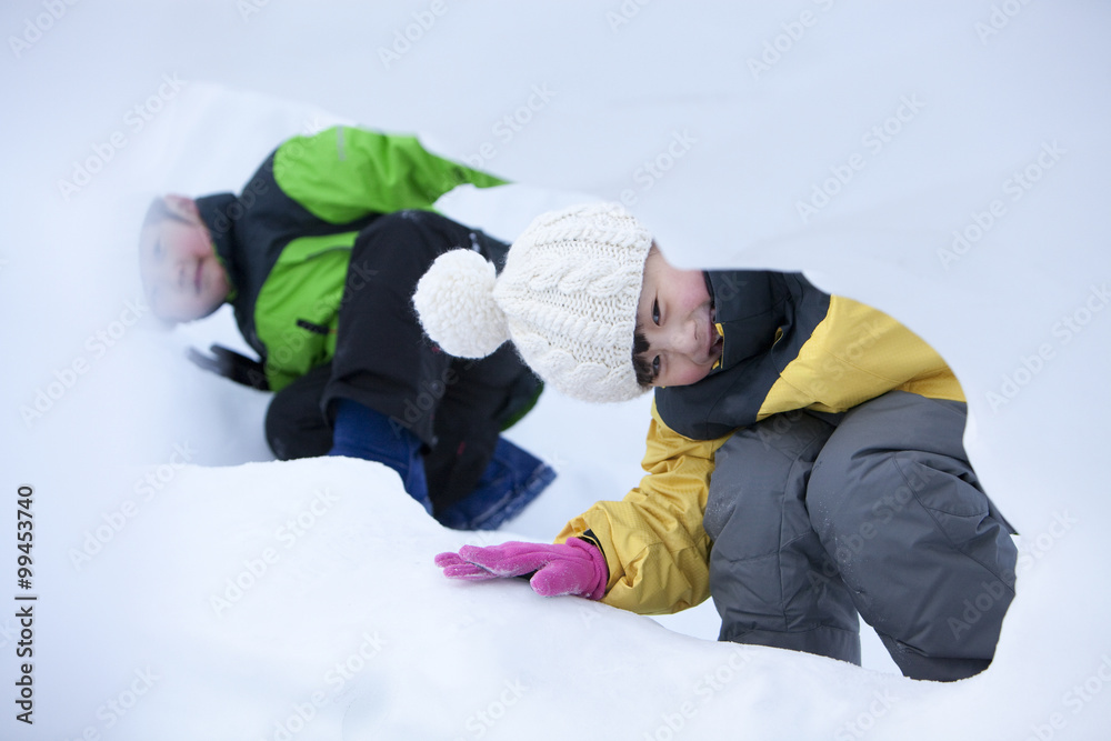 可爱的孩子在雪地里玩得很开心