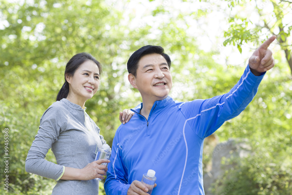 幸福的成熟夫妇运动后拿着瓶装水