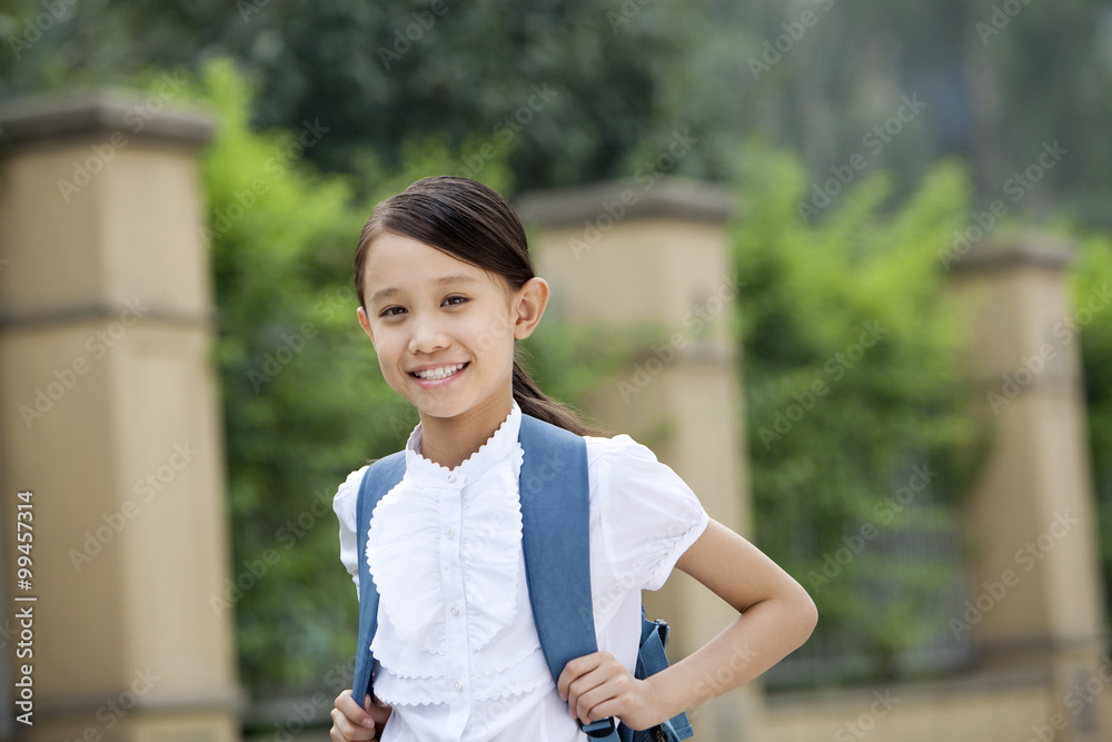 校园里穿着制服背着书包的可爱女学生