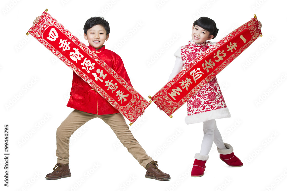 可爱的孩子用对联庆祝中国新年