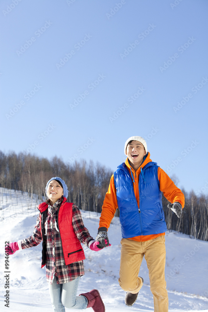 滑雪场快乐的年轻情侣