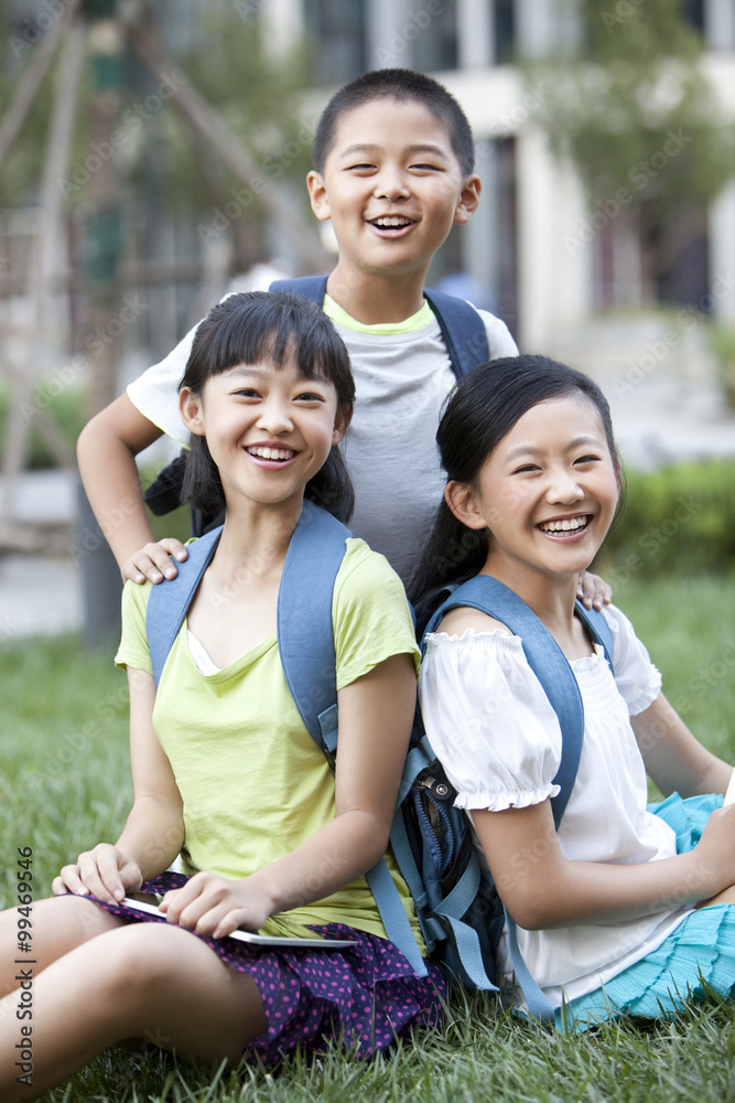 草坪上快乐的小学生