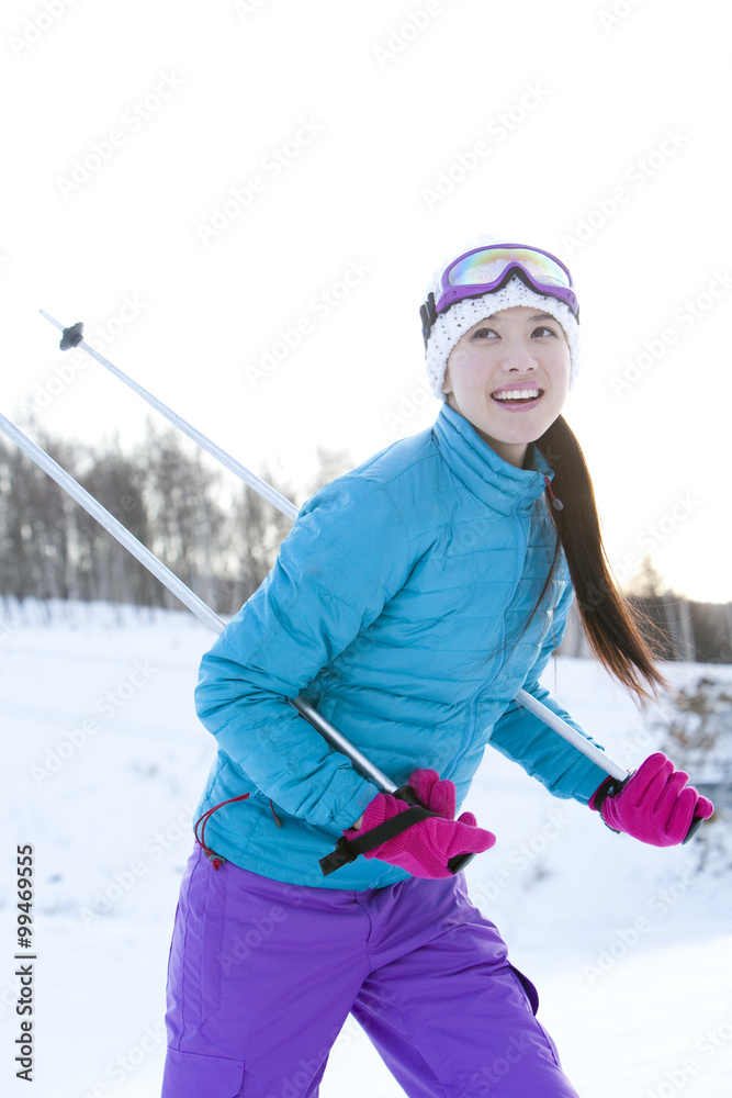 滑雪场的年轻女子