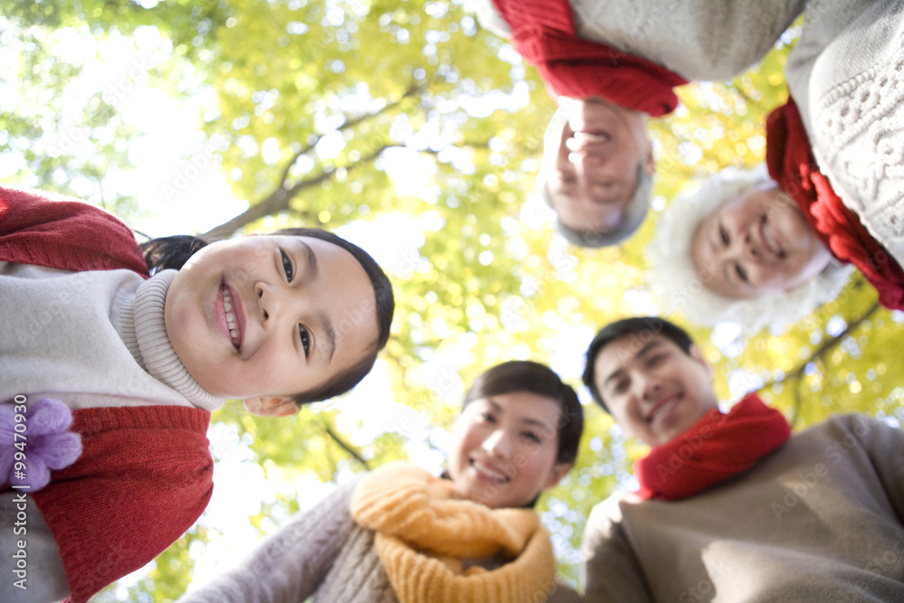 多代家庭在秋天享受公园