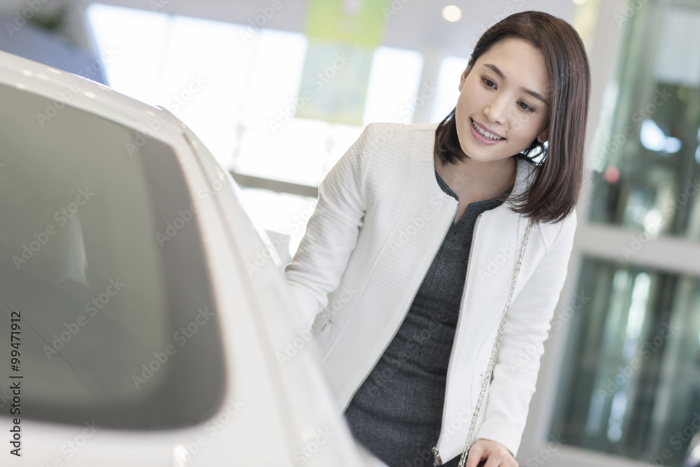 年轻女性在展厅选车