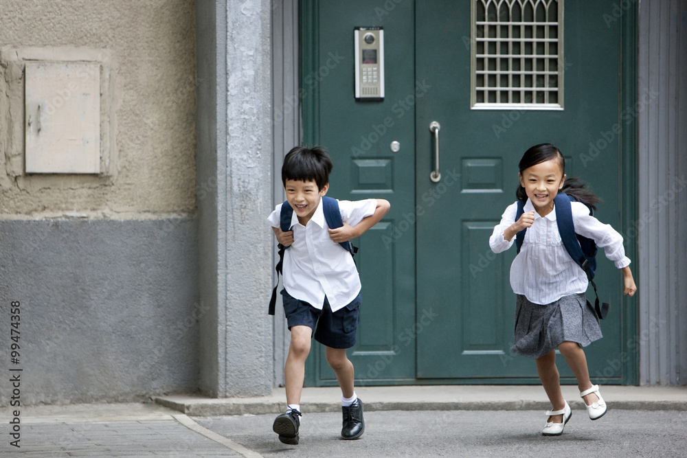 孩子们跑步上学