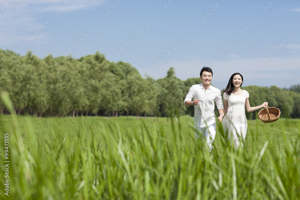 年轻夫妇在户外野餐