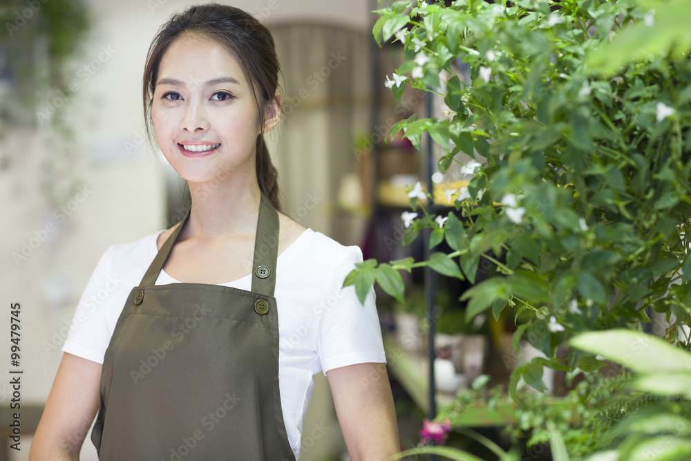 站在店里的女花商