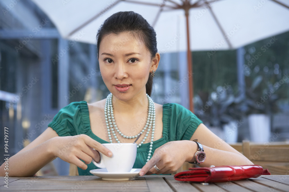 女人在咖啡馆享受一杯茶