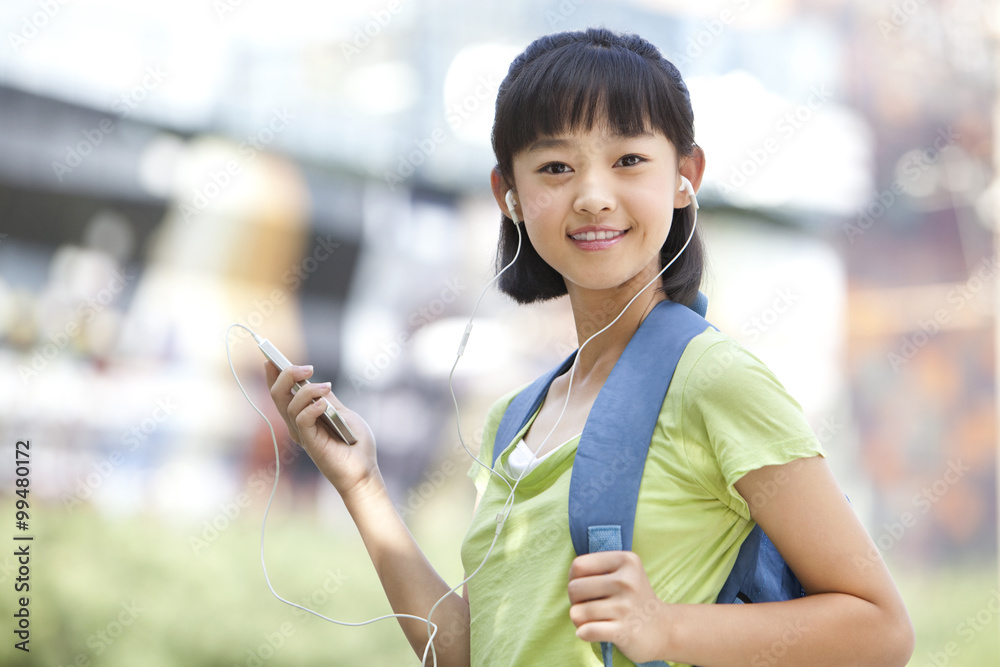 手持智能手机的可爱女学生画像